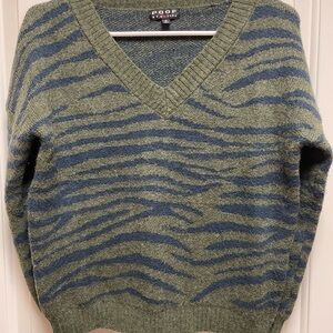 Poof New York Womens Animal Print V-Neck Sweater - Olive & Navy